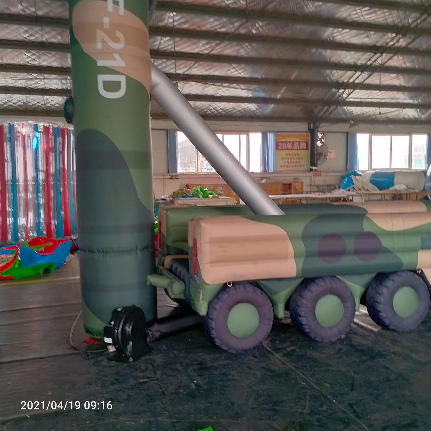 牙克石军事演习中的充气目标车辆：模拟发射车雷达车坦克飞机